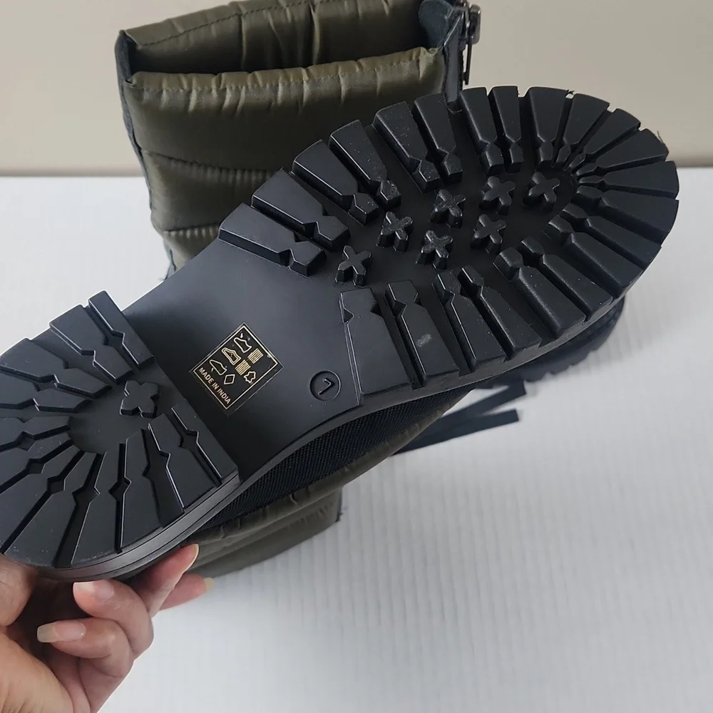 Enjoiya Green puffer zipper front winter rain boots Lug sole size 7